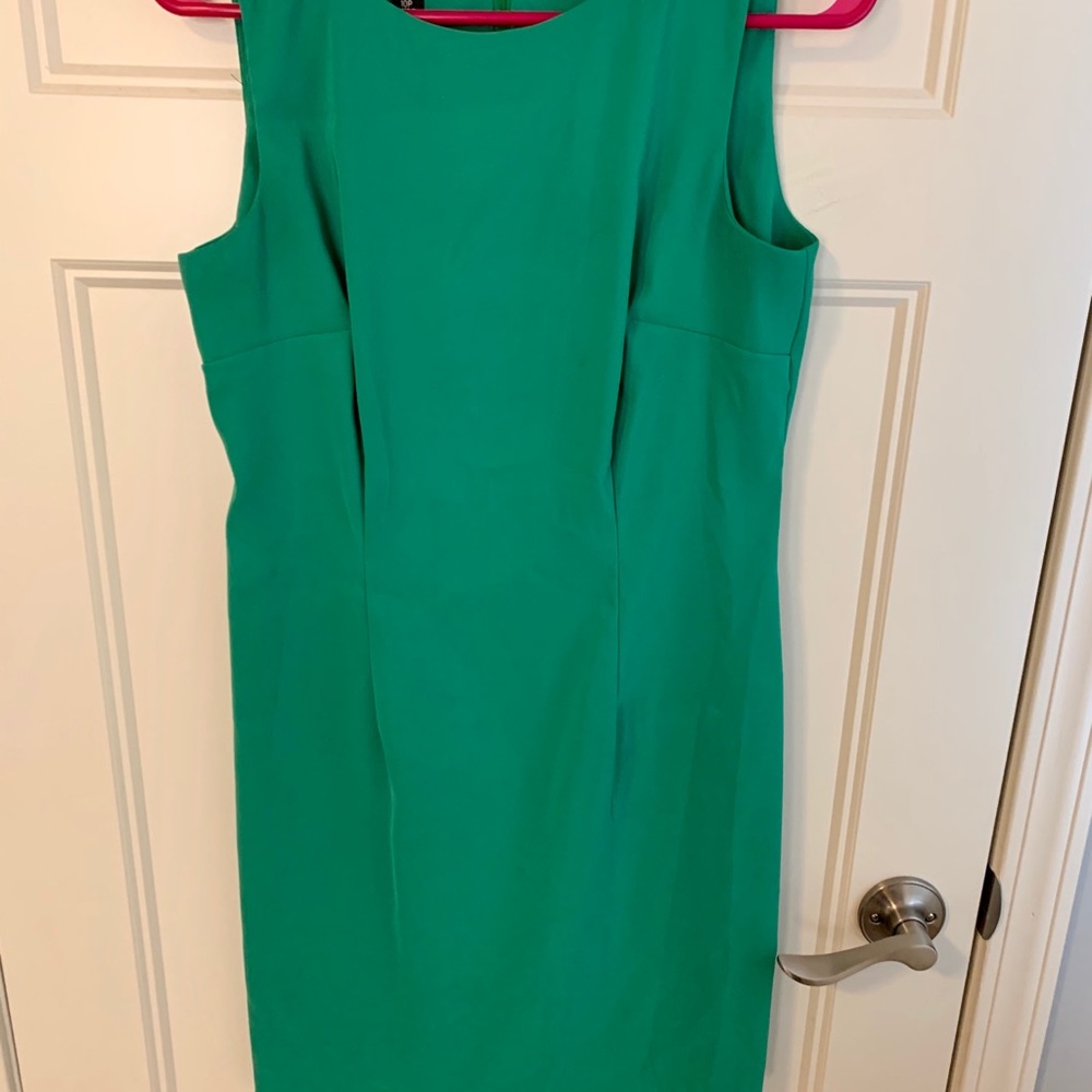 💚 green dress.